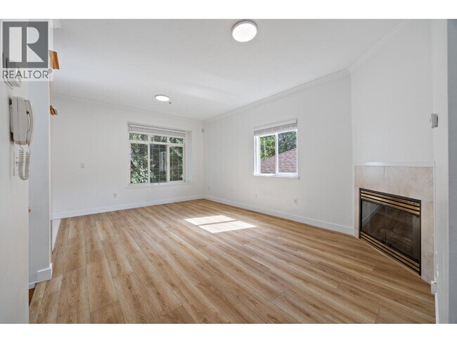 Photo - 2320 Dundas St