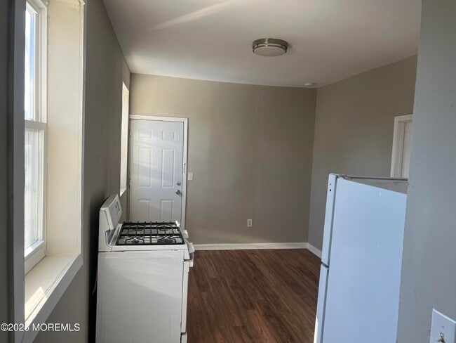 Building Photo - 302-303 3rd Ave Rental