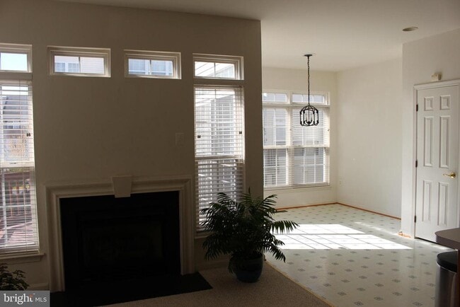 Photo - 7337 Oldham Leeds Way