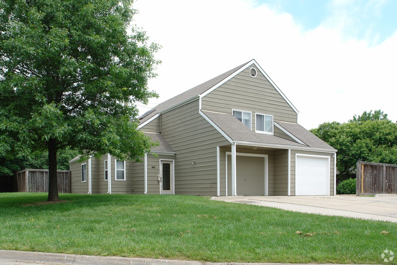 Hawthorn Place Townhomes - Hawthorn Place Townhomes