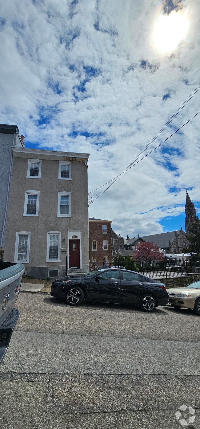 Building Photo - 163 Roxborough Ave Rental