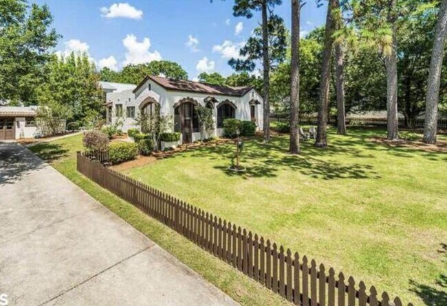 109 Gaston Ave