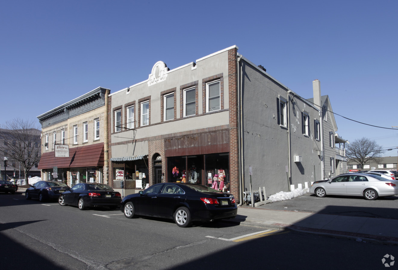 Primary Photo - 70-72 Monmouth St Apartments