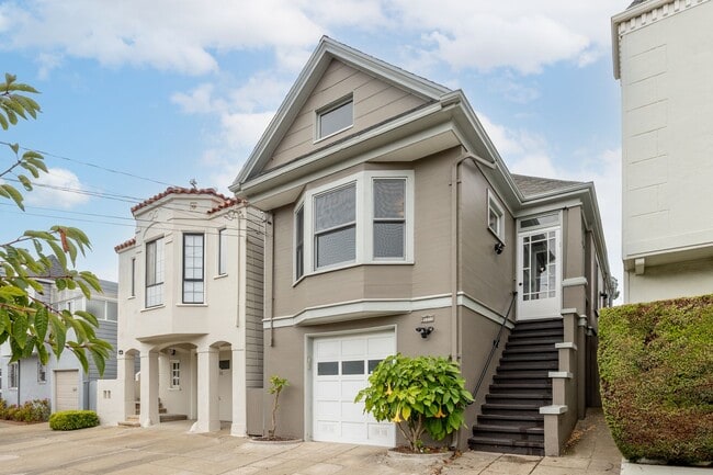 Building Photo - Charming Sunset Home with Hardwood Floors ...