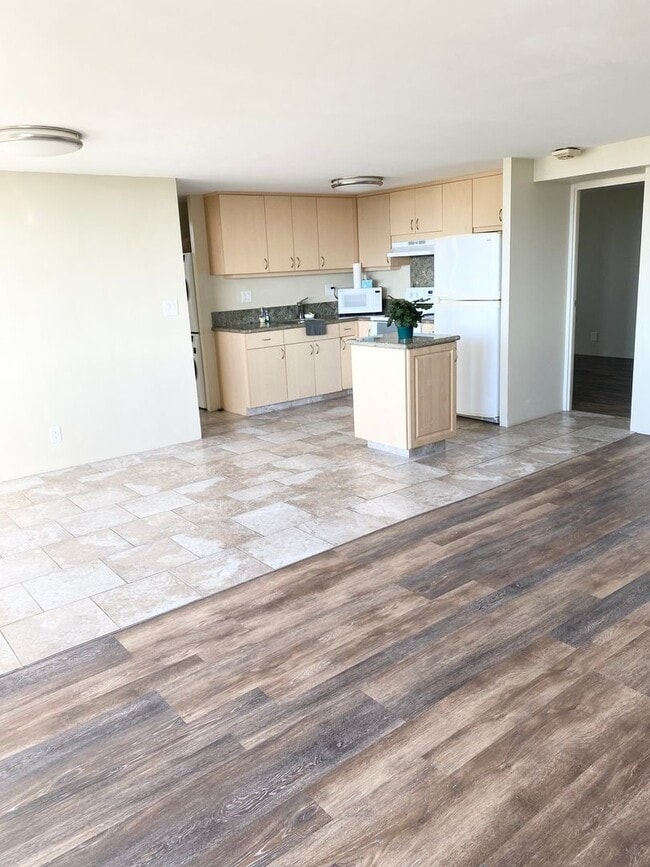 Building Photo - Century Park Plaza - 2 bedroom 2 bathroom 2 parking stall unit