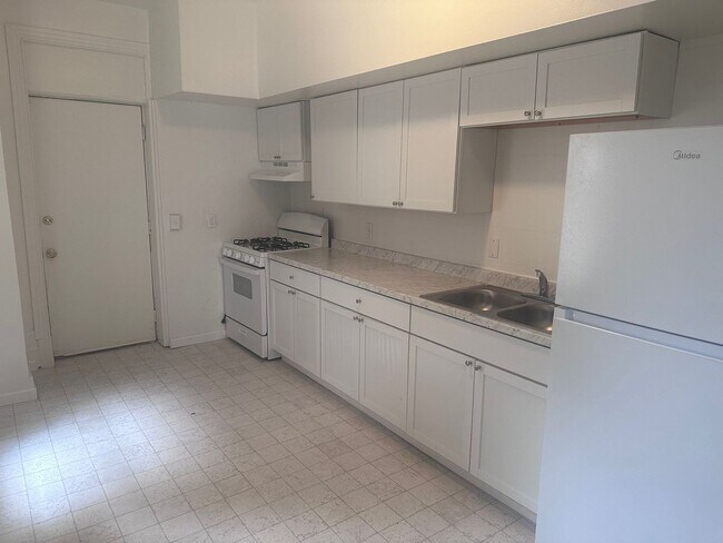 Photo - Spacious 5 Bedroom with Off Street Parking