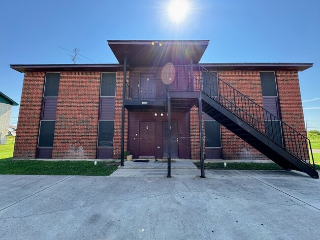 Building Photo - 1902 Windward Dr Rental
