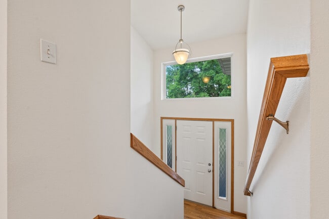 Photo - 21 Redtail Bend