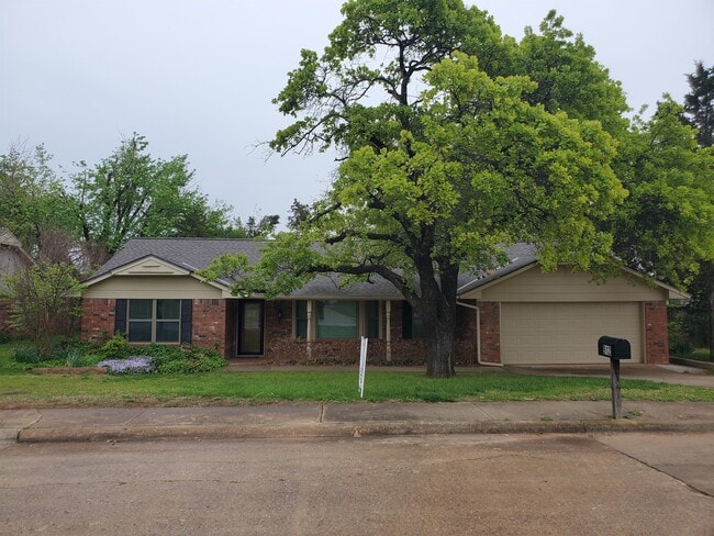 Building Photo - 912 E 10th St