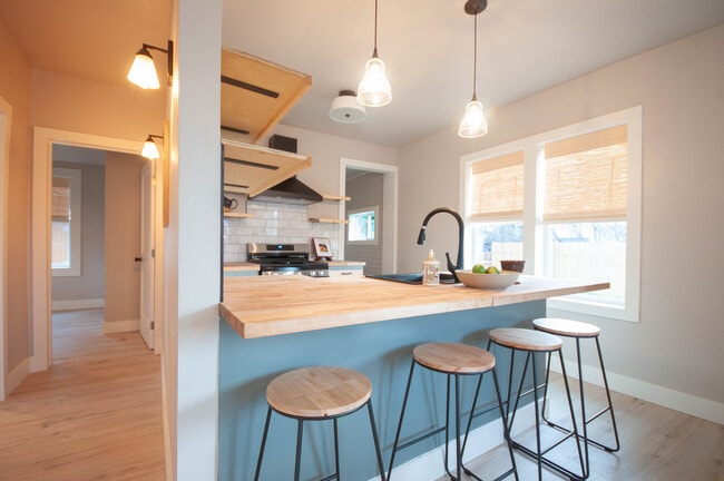 Photo - 645 2nd St W