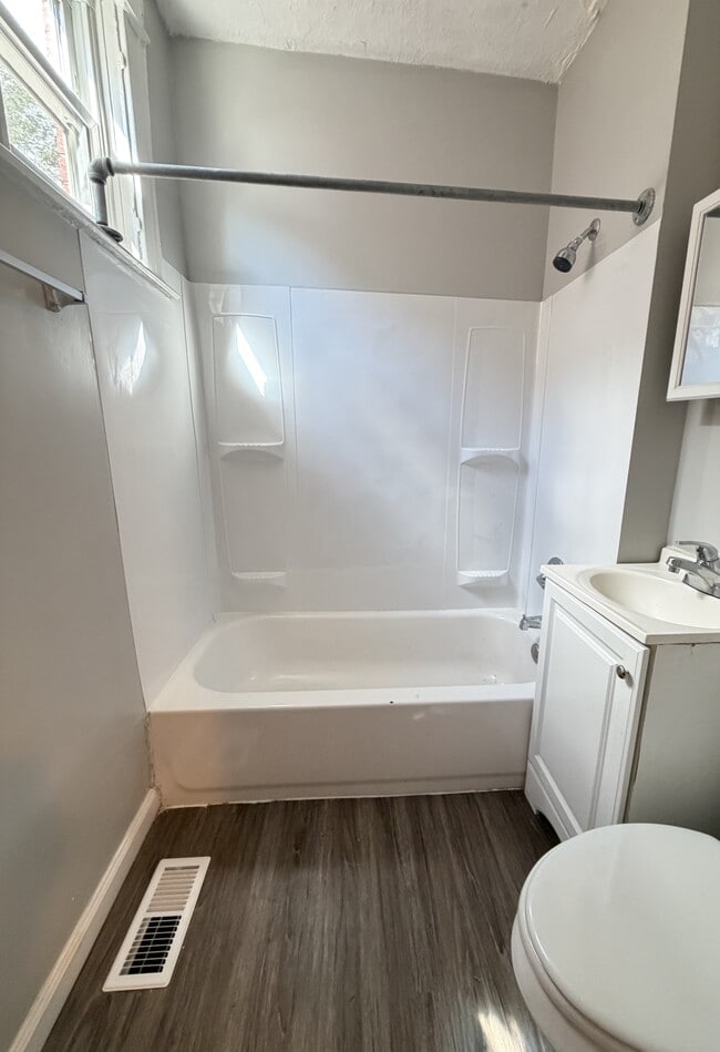 Photo - 2422 Warren St