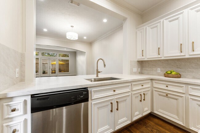 Photo - 5422 Gibson St