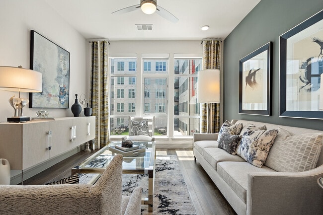 1BD, 1BA - 695SF - Living Room