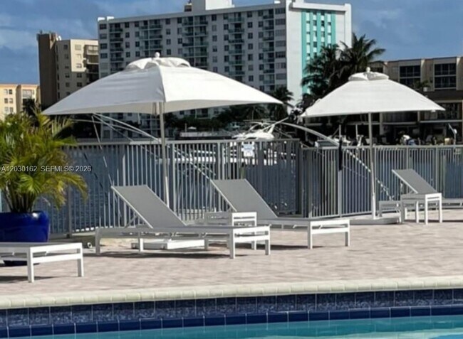 Photo - 16558 NE 26th Ave Unidad 4J