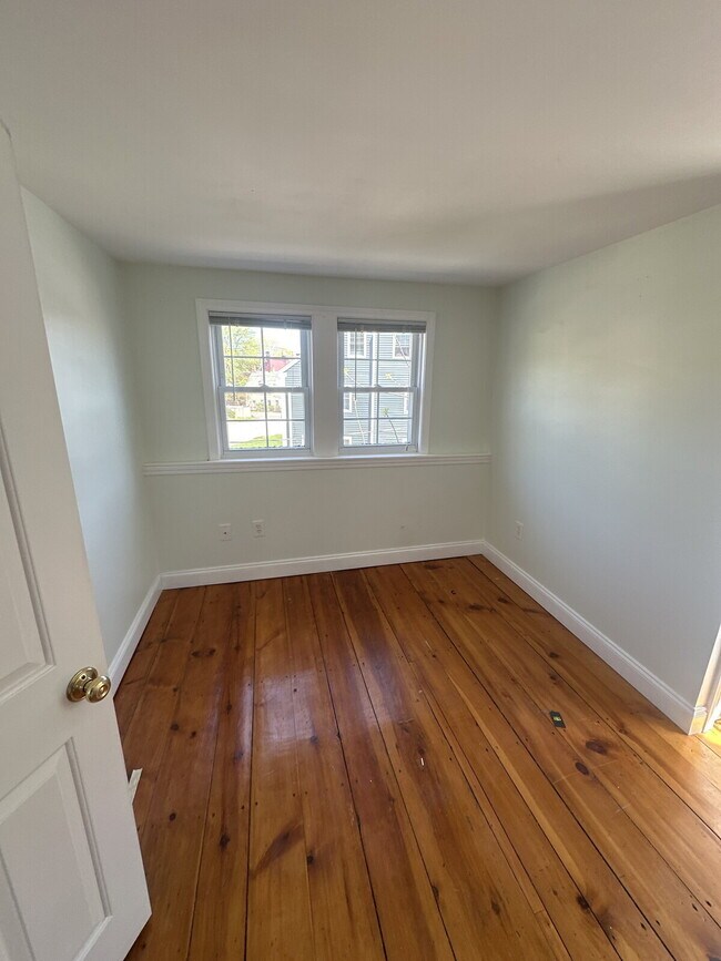 Newly updated Cape style home within walki... - Newly updated Cape style home within walki...
