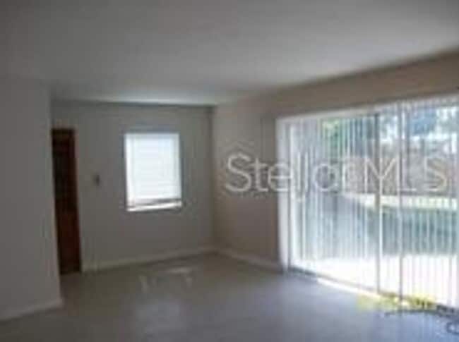 Photo - 2433 Deedra St