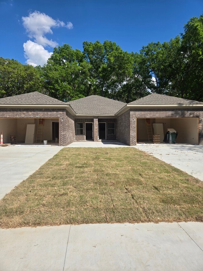 Building Photo - 2270 Donaghey Ave