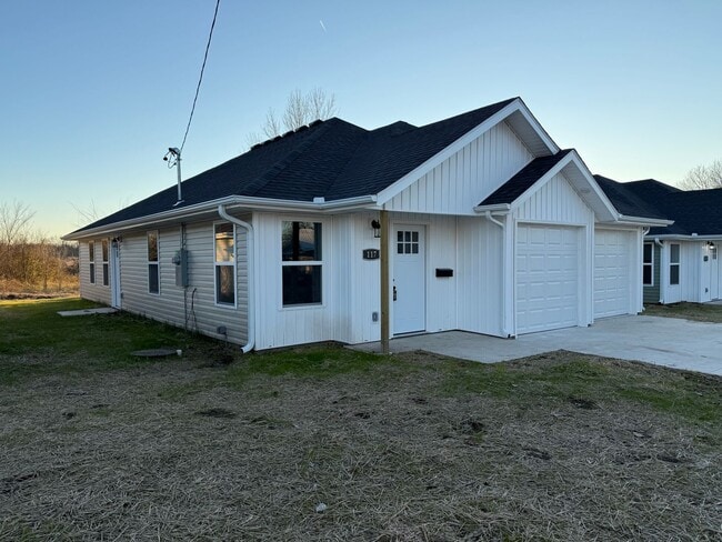 Photo - BRAND NEW BUILD: 3 BEDROOM/ 2 BATHROOM HOUSE IN CARTERVILLE MO WITH 2 CAR GARAGE!!!