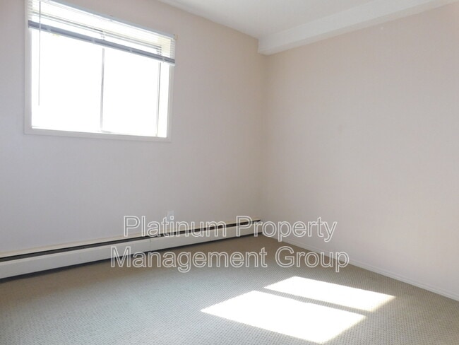 Photo - 322-326 6 Ave NE