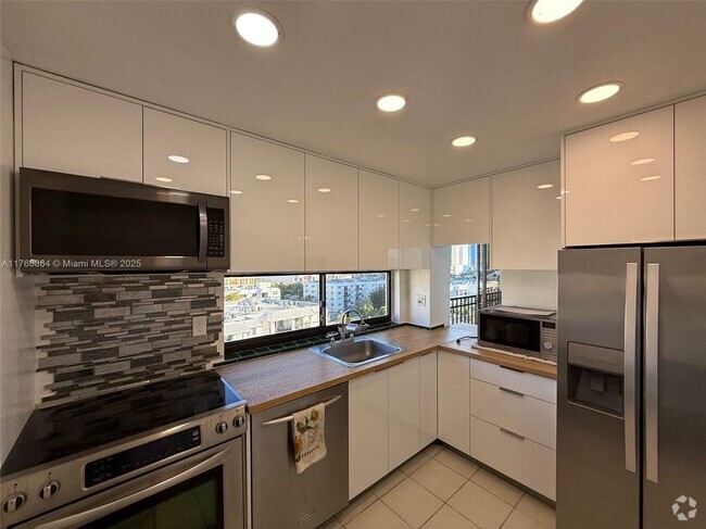 Building Photo - 17021 N Bay Rd Rental