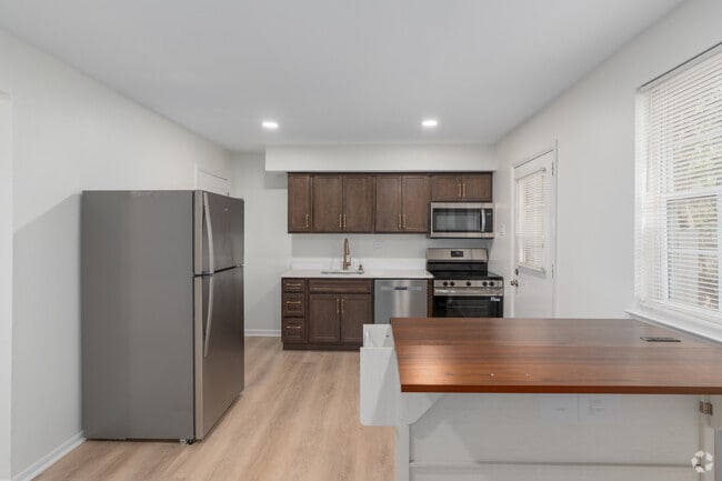 2BR, 1BA - 945SF - Kitchen