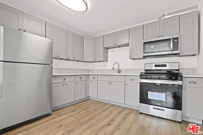 Photo - 649 W 92nd St