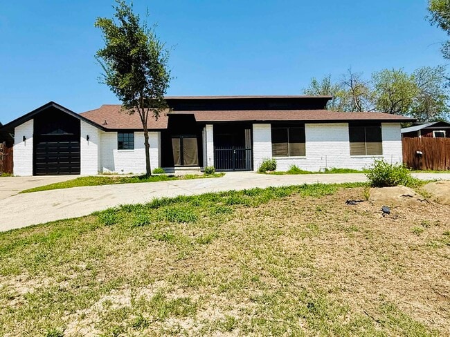 Photo - 907 Sandy Ln