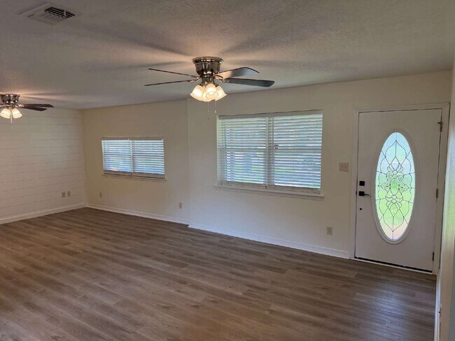 Photo - "Charming 3-Bedroom Gem with Granite Touches in Fort Walton Beach"