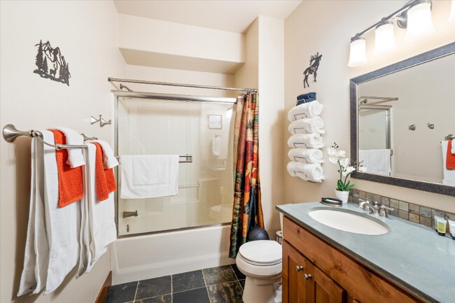 Photo - 669 Commerce St