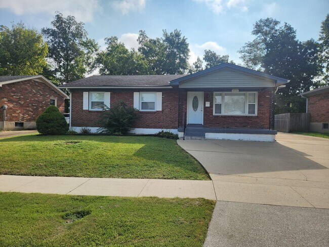 Building Photo - Beautiful 3 bedroom 2 full bath with garag... Rental