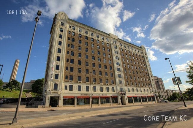 Building Photo - 217 W Pershing Rd Unit 1005