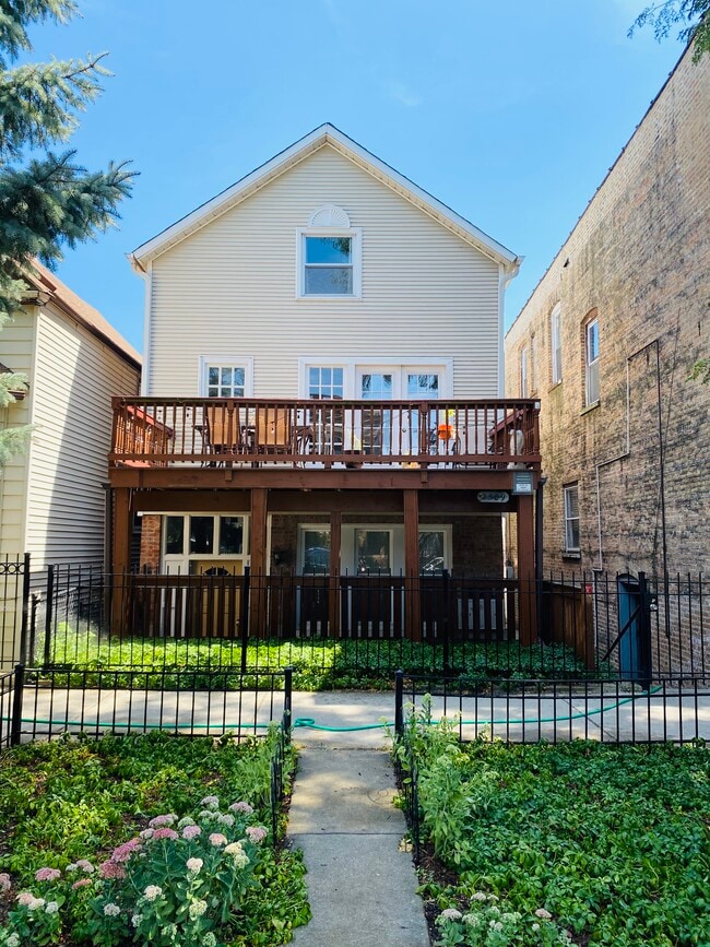 Photo - 2509 N Marshfield Ave Unidad 2 Front