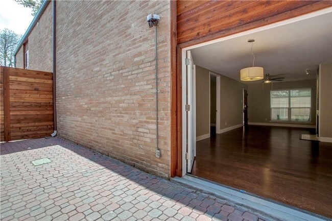 Building Photo - Adorable Condo in Oak Lawn!