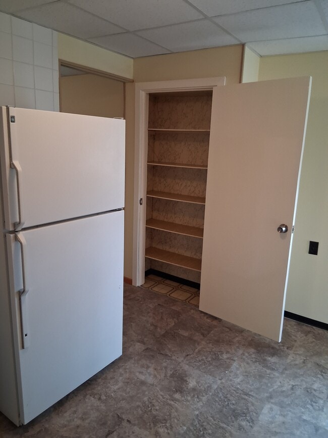 Kitchen cupboard - 230 Beaver Ave Unit 3