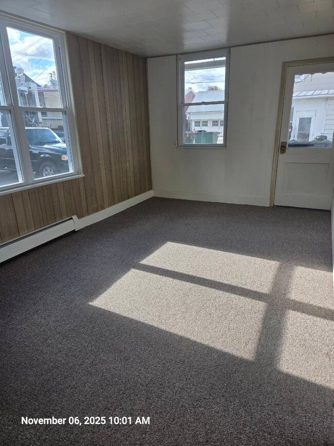 Living room - 15 N Richmond St