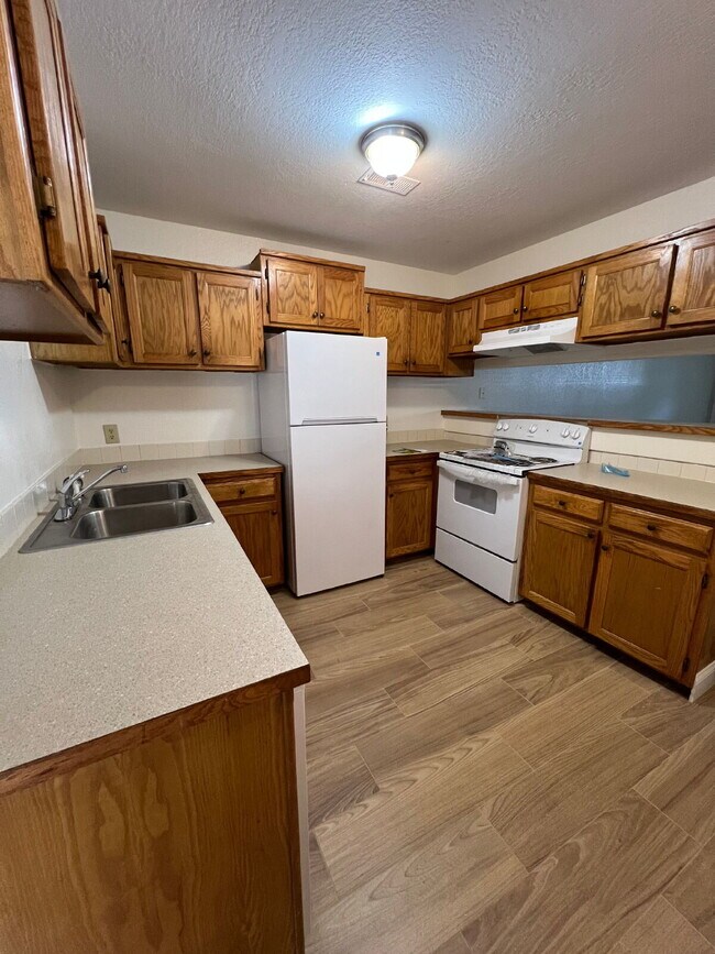 "Charming 2-Bed, 2-Bath Haven in Hollister – Your Perfect Retreat Awaits!"