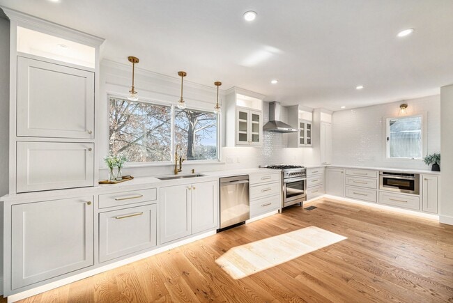 Renovated Lakefront 5 Bedroom Home with 2 Garages! - Renovated Lakefront 5 Bedroom Home with 2 Garages!