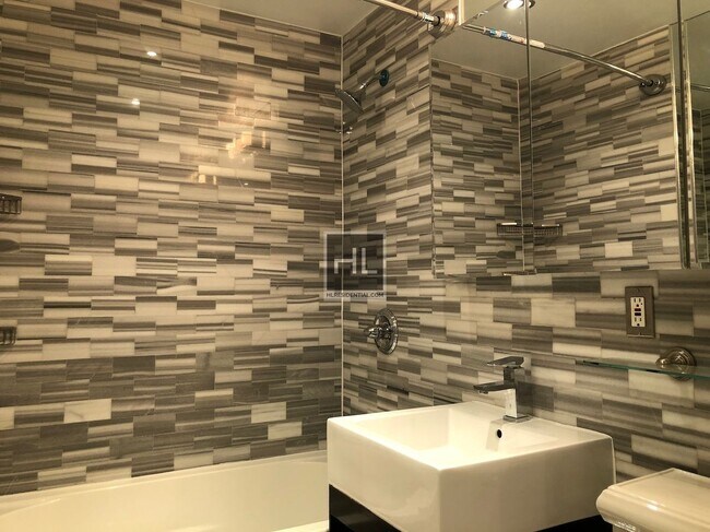 Photo - E 100TH ST. Unidad 2D