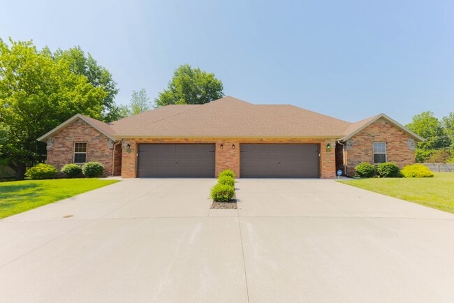 Building Photo - NEW LUXURY DUPLEX in the sought-after Sout... Rental