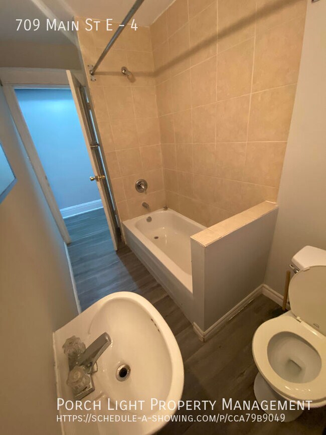 Photo - Spacious Two Bedroom Huge Kitchen Private Laundry Unit 4