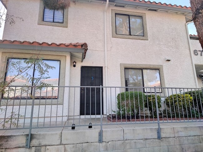 Building Photo - 3 Bedroom Condo Unit 3