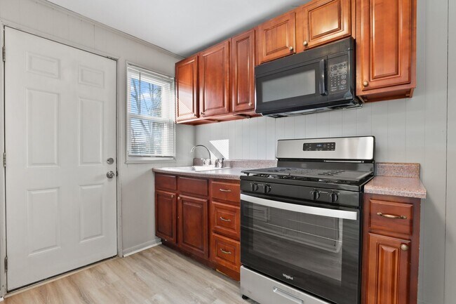 Finished Basement & Fenced Backyard! - Finished Basement & Fenced Backyard! House