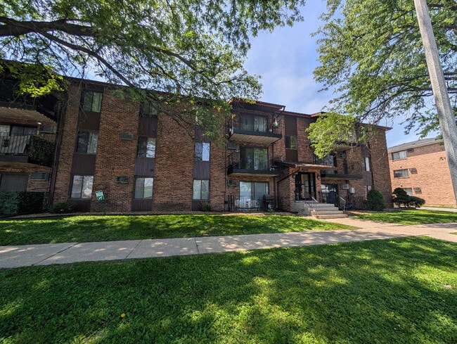Building Photo - 6005 Marshall Ave Unit 8