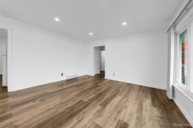 Photo - 5061 Buchanan Ave