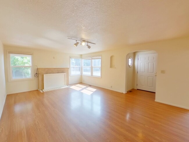 Photo - 383-385 East 15th Ave. &amp; 1480 Mill St. Unidad 385 East 15th Ave