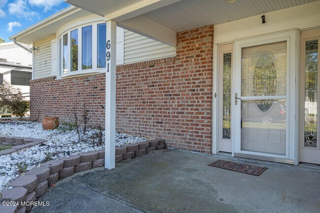 Photo - 691 Sussex Ct