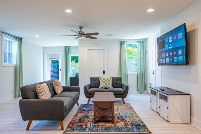 Building Photo - 2617 Caladium Dr NE