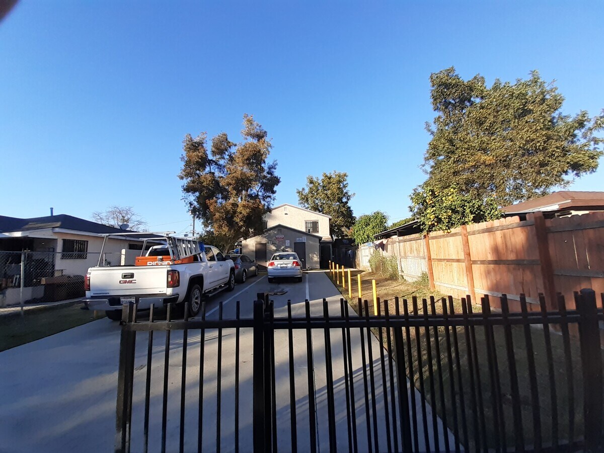 1539 & 1539 1/2 E 57th St - 1539 & 1539 1/2 E 57th St