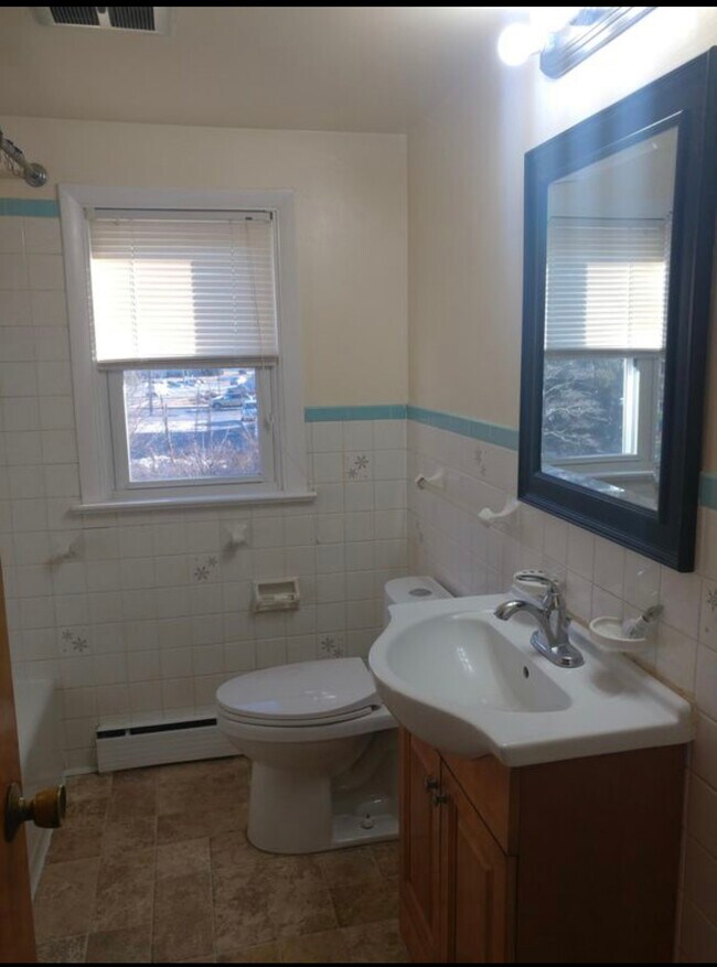 Full Bathroom - 418 Glen Ridge Dr