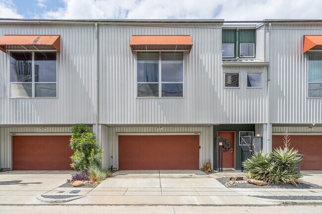 Building Photo - 1304 Arthur St